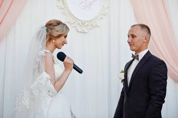 Discurso de noiva, conversando com microfone para o noivo no casamento — Fotografia de Stock
