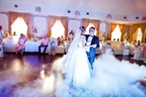 Csodálatos első esküvői tánc köd, füst, a táncparkett és var — Stock Fotó