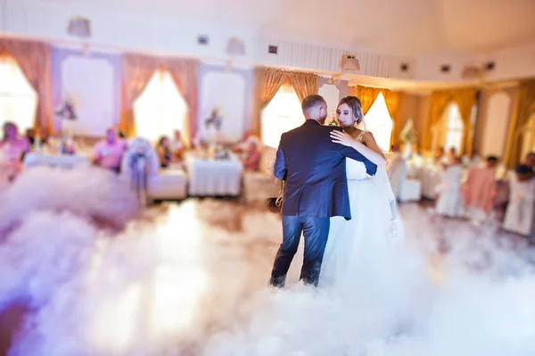 Incrível primeira dança de casamento com fumaça de nevoeiro na pista de dança e var — Fotografia de Stock