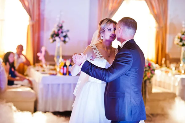 Incrível primeira dança de casamento com fumaça de nevoeiro na pista de dança e var — Fotografia de Stock