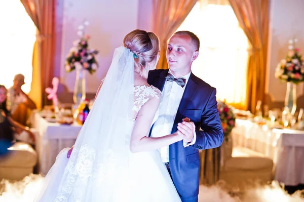 Incrível primeira dança de casamento com fumaça de nevoeiro na pista de dança e var — Fotografia de Stock