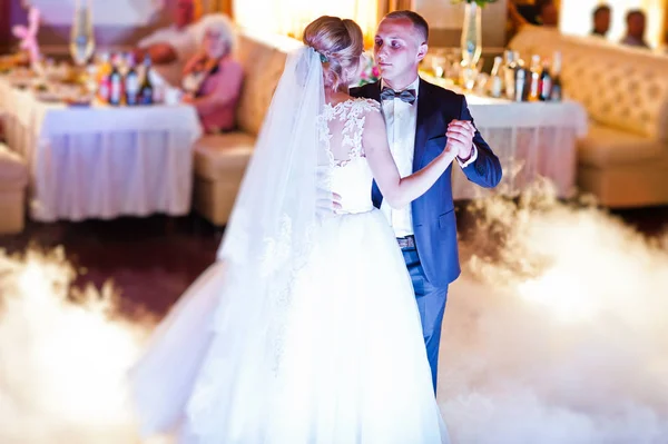 İlk düğün dansı dans pisti ve var duman sis ile şaşırtıcı — Stok fotoğraf