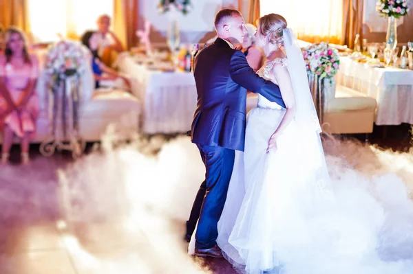 Incrível primeira dança de casamento com fumaça de nevoeiro na pista de dança e var — Fotografia de Stock