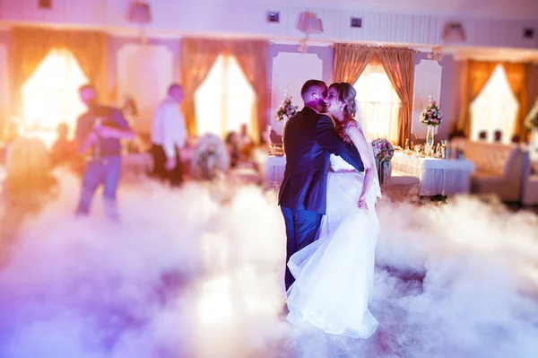 Καταπληκτικό πρώτο γαμήλιο χορό με ομίχλη καπνού στο dancefloor και var — Φωτογραφία Αρχείου