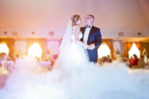 Toller erster Hochzeitstanz mit Nebelschwaden auf der Tanzfläche — Stockfoto