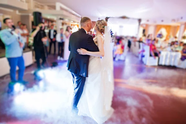 Geweldige eerste huwelijk dans met mist rook op de dansvloer en var — Stockfoto