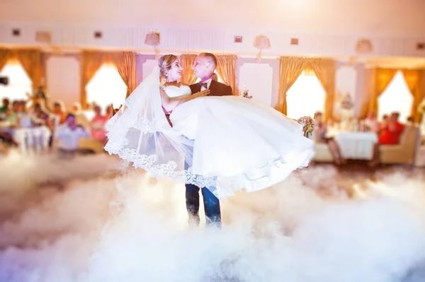 Потрясающий первый свадебный танец с дымом в танцполе и варе — стоковое фото