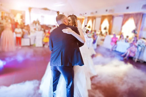 Geweldige eerste huwelijk dans met mist rook op de dansvloer en var — Stockfoto