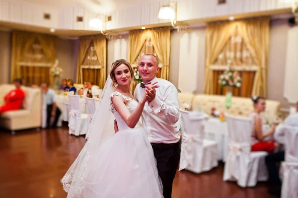 Casamento casal dança na pista de dança no restaurante . — Fotografia de Stock