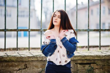 Gömlek, pantolon, kot ceket şık genç esmer kız poz verdi