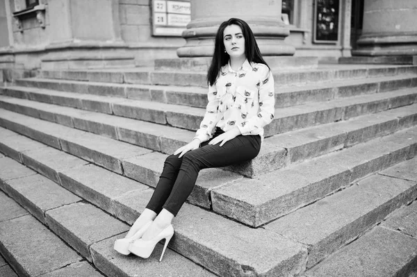 Menina morena elegante nova na camisa, calças e sapatos de salto alto — Fotografia de Stock