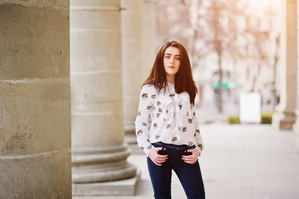 Menina morena elegante jovem na camisa e calças posou perto de pedra — Fotografia de Stock