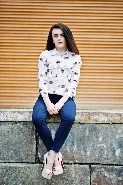 Menina morena elegante nova na camisa, calças e sapatos de salto alto — Fotografia de Stock
