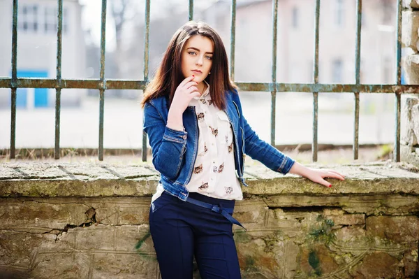 Jovem elegante morena menina na camisa, calças, jeans jaqueta posou — Fotografia de Stock