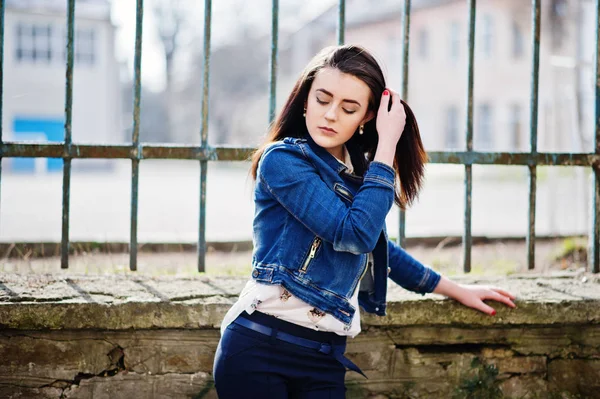 Jonge stijlvolle brunette meisje op shirt, broek, jeans jasje gesteld — Stockfoto