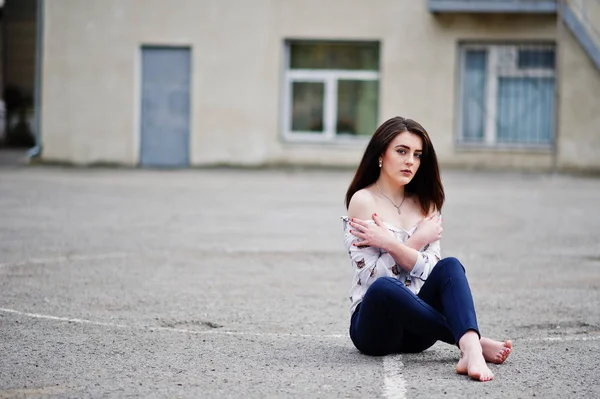 Junge stilvolle brünette Teenager-Mädchen auf Hemd, Hose und High Hee — Stockfoto