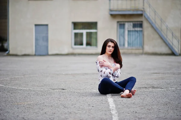 Jovem elegante adolescente morena menina na camisa, calças e alta hee — Fotografia de Stock