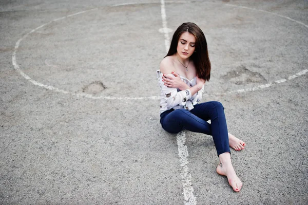 Stijlvolle tiener brunette meisje op shirt, broek en hoge hee — Stockfoto