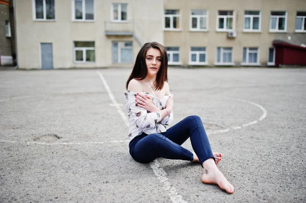 Stijlvolle tiener brunette meisje op shirt, broek en hoge hee — Stockfoto