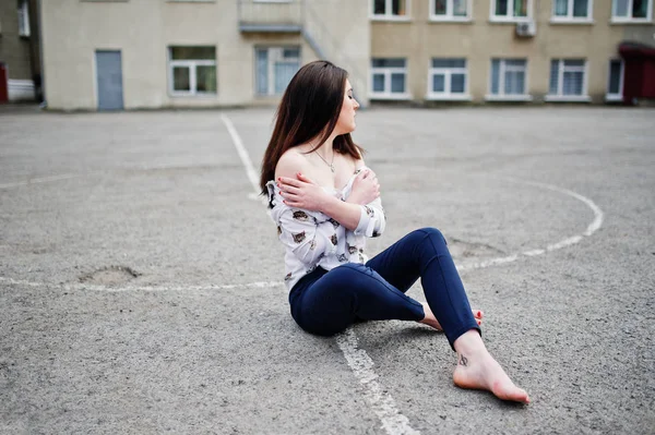 Joven chica morena adolescente con estilo en la camisa, pantalones y tacón alto — Foto de Stock