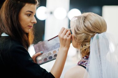 Sabah gelin Güzellik Salonu için makyaj sanatçı makyaj yapar.