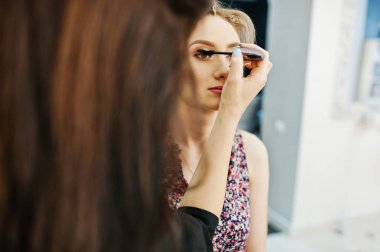 Sabah gelin Güzellik Salonu için makyaj sanatçı makyaj yapar.