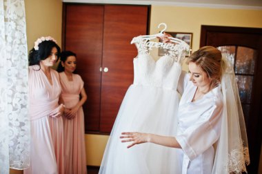 Gelin ipek elbise düğün elbisesini bridesma karşı seyir üzerinde