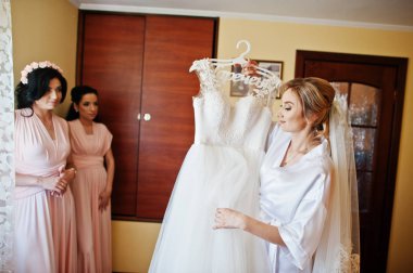 Gelin ipek elbise düğün elbisesini bridesma karşı seyir üzerinde