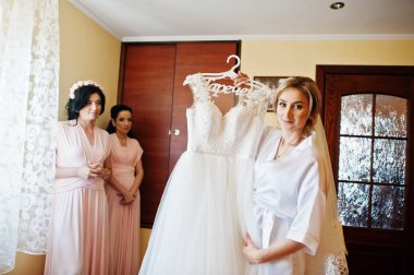 Gelin ipek elbise düğün elbisesini bridesma karşı seyir üzerinde