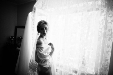 Gelin ipek elbise gelinlik odasında penceresindeki arıyorsunuz üzerinde 