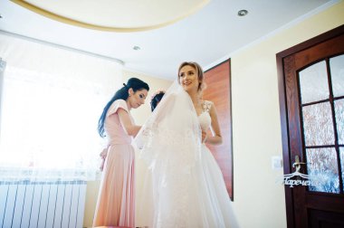 Moda nedime üzerinde pembe elbise yardım aşınma yayı arka 