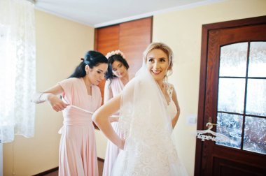 Moda nedime üzerinde pembe elbise yardım aşınma yayı arka 