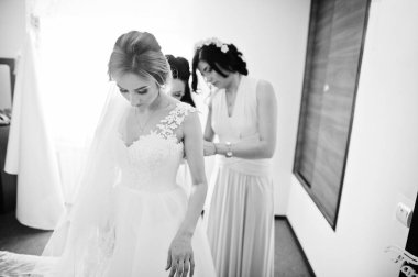 Moda nedime üzerinde pembe elbise yardım aşınma yayı arka 