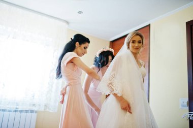 Moda nedime üzerinde pembe elbise yardım aşınma yayı arka 