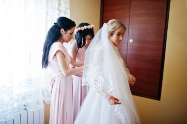 Moda nedime üzerinde pembe elbise yardım aşınma yayı arka 