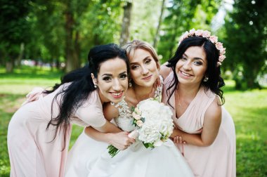 Gelin park pembe d üzerinde iki şirin esmer nedime ile poz verdi