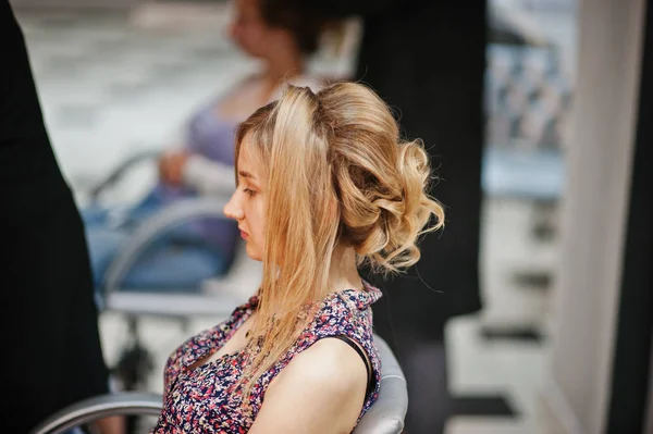 Ung flicka-brud med bröllop frisyr på skönhetssalong. — Stockfoto