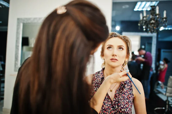 Wizażysta sprawia, że rano makijaż dla panny młodej w salonie kosmetycznym. — Zdjęcie stockowe