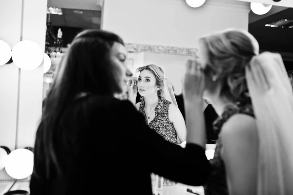Maquillaje artista hace mañana maquillaje para novia en salón de belleza . — Foto de Stock