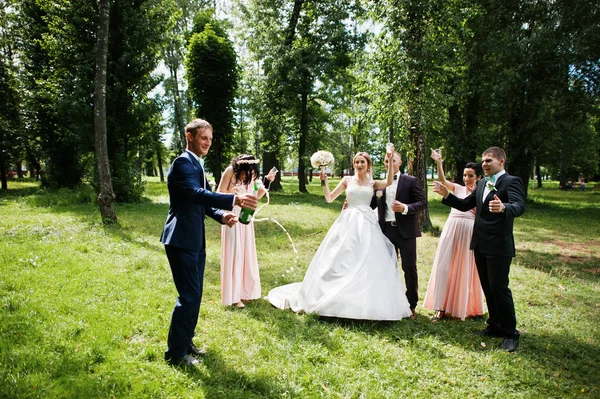 Casal de casamento elegante com damas de honra e melhores homens com e — Fotografia de Stock