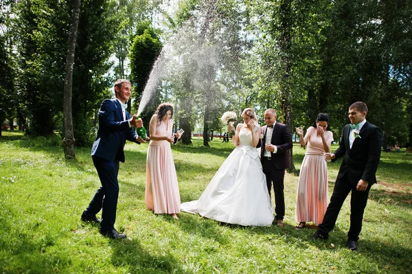 Модная супружеская пара с подружками невесты и шаферов с е — стоковое фото