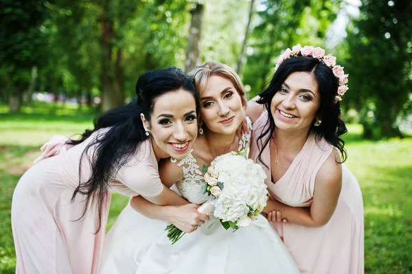 Novia posó en el parque con dos lindas damas de honor morenas en rosa d —  Fotos de Stock
