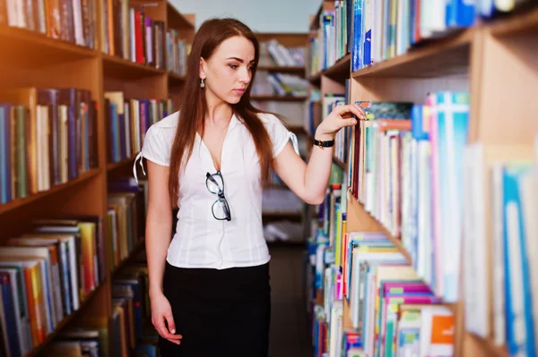 Chica morena en la biblioteca, usar en blusa blanca y negro mini sk —  Fotos de Stock