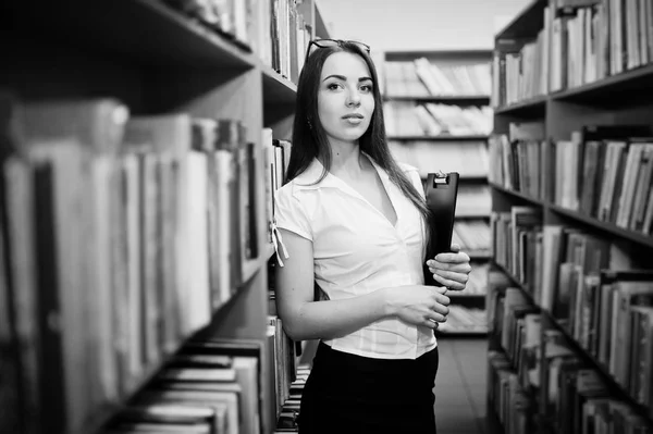 Brunette fille à la bibliothèque avec dossier de documents, usure sur blanc — Photo