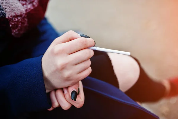 Mano de chica con cigarrillo. Dejar de fumar problema social . — Foto de Stock