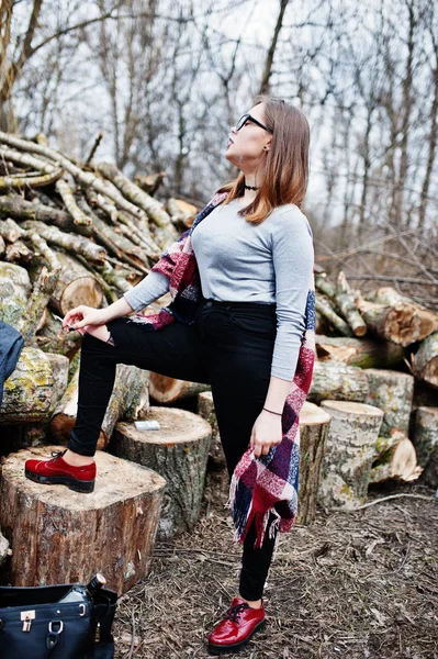 Sarhoş kız sigara sigara açık havada arka plan ahşap st