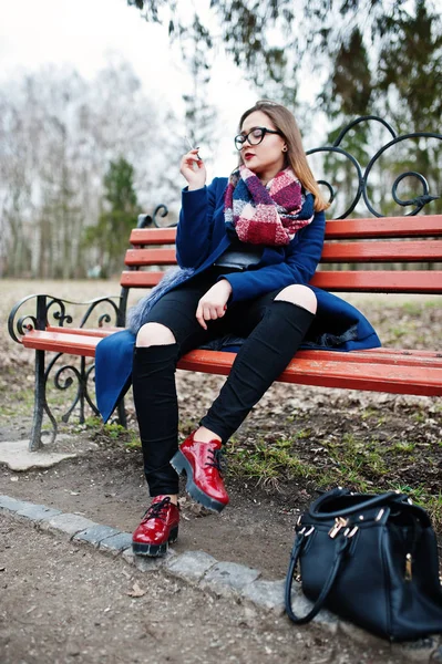 Fiatal lány cigaretta a dohányzás kint ül a padon. Koncepció — Stock Fotó
