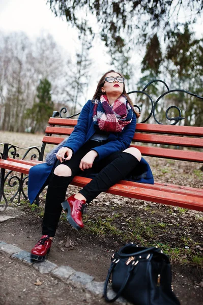 Young girl smoking cigarette outdoors sitting on bench. Concept — Stock Photo, Image