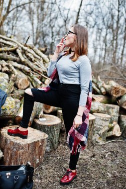 Sarhoş kız sigara sigara açık havada arka plan ahşap st