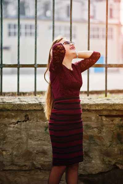 Joven gordita adolescente desgaste en vestido rojo con gafas de sol pose — Foto de Stock